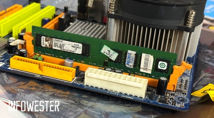 Memória DDR2 em seu respectivo slot na placa-mãe