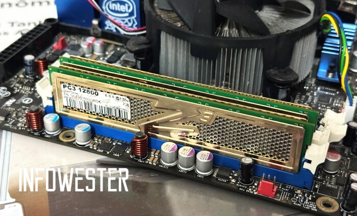 Pentes DDR3 instalado em uma placa-mãe
