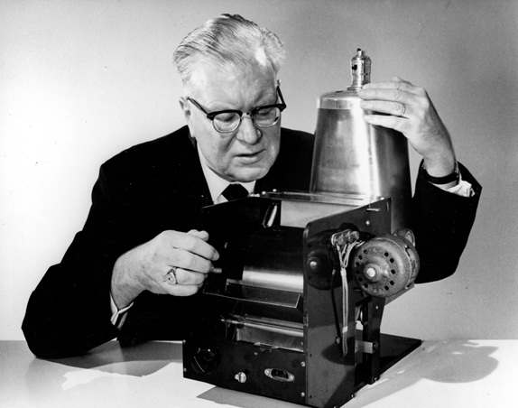 Chester Carlson com o primeiro protótipo de sua invenção - Imagem por Xerox