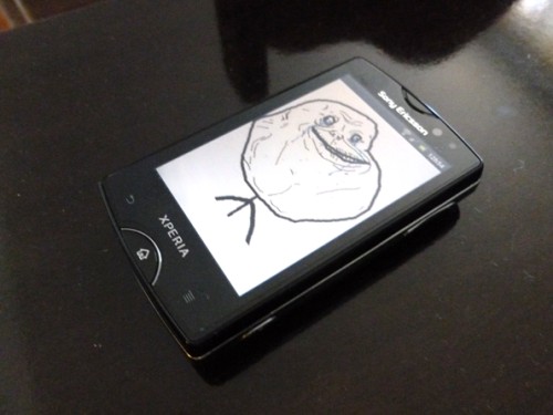 Celular "forever alone" em uma mesa