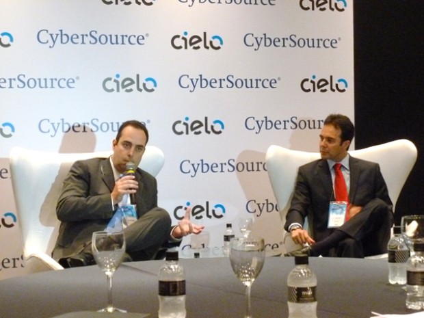 Eduardo Chedid, vice-presidente de produtos da Cielo (esquerda) e Fernando Souza, diretor geral da CyberSource no Brasil 