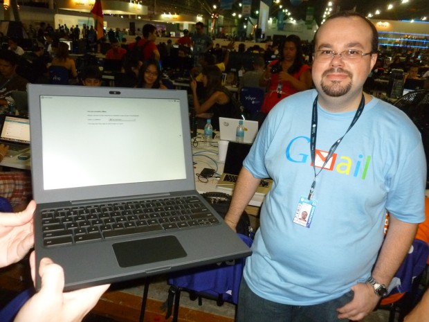 Ricardo Fraga mostrando seu Chromebook, entregue a ele pelo próprio Google