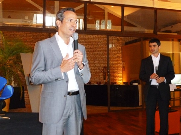 Raymundo Peixoto, diretor geral da Dell Brasil, e Daniel Neiva (ao fundo), diretor de vendas