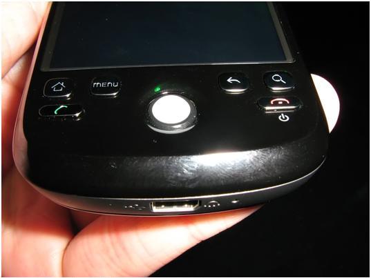 Parte inferior do HTC Magic - Podia ter uma entrada P2 ao lado da porta USB...