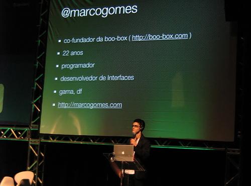 Marco Gomes no início de sua apresentação