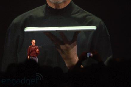 Steve Jobs segurando um MacBook Air
