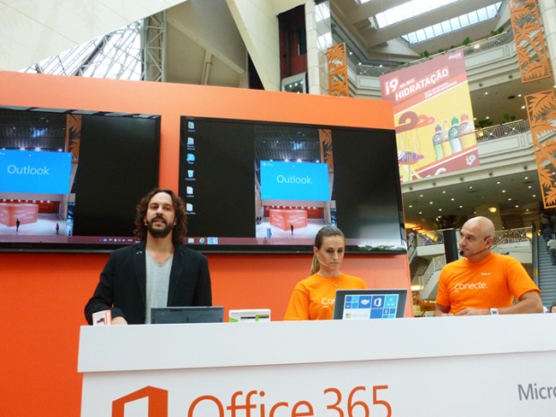 Gabriel o Pensador, Gabriela Zaninetti (gerente de produtos da Microsoft) e Roberto Prado (diretor de competitividade da Microsoft) no lançamento do novo Office 