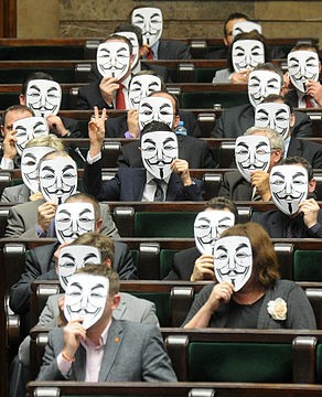 Membros do parlamento polonês em protesto – Imagem por Wikipedia