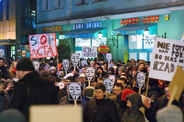 Protesto anti-ACTA na Polônia – Imagem por Grzegorz (Creative Commons) 