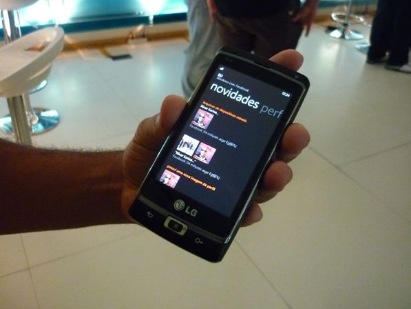 Um dos aparelhos com Windows Phone “Mango” mostrados pela Microsoft