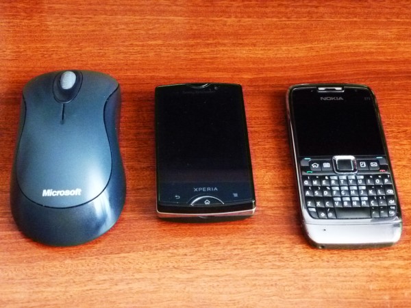 Comparativo de tamanho: Xperia mini pro, Nokia E71 e mouse