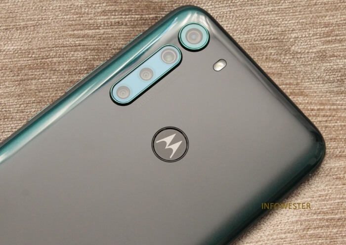 Celular Motorola com quatro câmeras na traseira