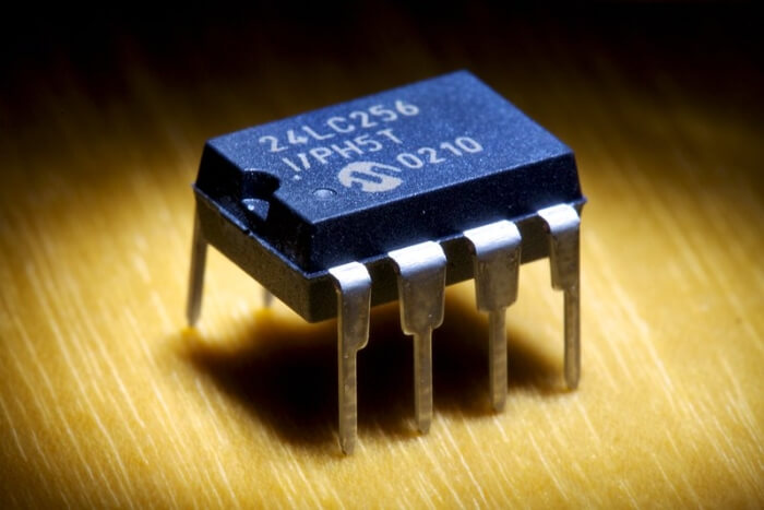 Um chip de memória EEPROM (um tipo de ROM) — imagem: Flickr/Dave Banks
