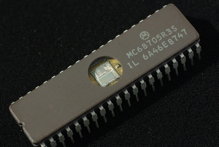 Chip EPROM — imagem: Wikimedia/Jacopo Werther