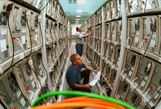 Um antigo cluster montado com desktops - Imagem por Wikipedia