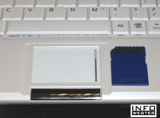 Touchpad do Eee PC ao lado de um cartão SD