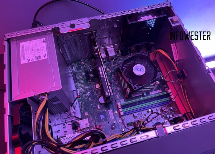 Placa-mãe montada em um computador aberto