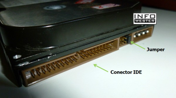 Traseira de um HD IDE (PATA) — observe o conector e o jumper