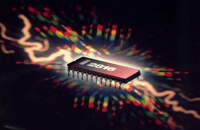 O lendário Intel 2816, chip EEPROM desenvolvido no final dos anos 1970 — imagem: Intel