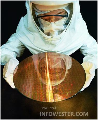 Engenheiro segurando um wafer - Imagem por Intel