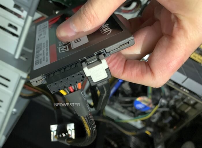 Conector SATA e conector de energia em um SSD