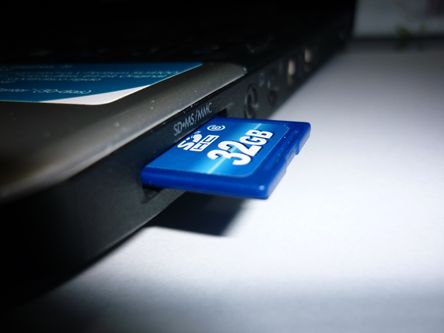 Cartão SD no slot de um notebook