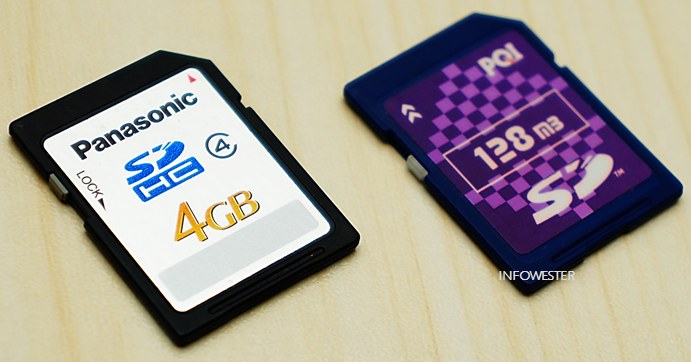 Cartões SD de 4 GB e 128 MB (mais antigo); repare na trava nas laterais