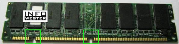 Módulo de memória SDR SDRAM; este tipo tem duas divisões entre os terminais de contato
