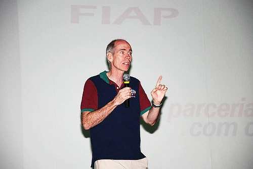 O ex-astronauta Dan Barry palestrando na FIAP