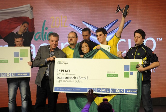 Premiação dos brasileiros na Imagine Cup 2012 – Imagem por Microsoft