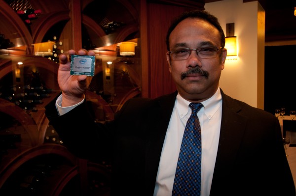 Rajeeb Hazra, gerente geral do Intel Technical Computing Group, com um protótipo do Knights Corner (Imagem por Intel)
