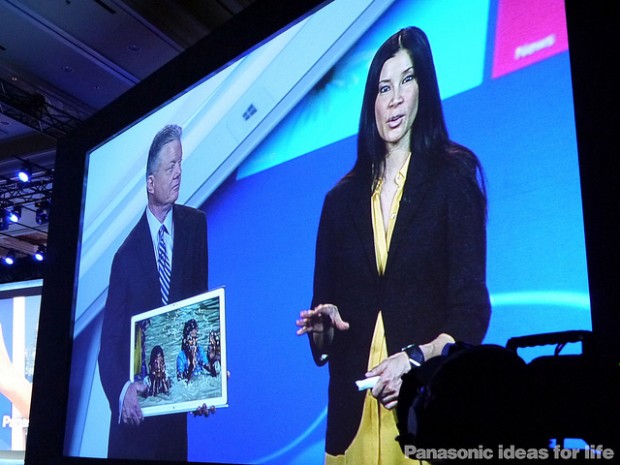 Tablet de 20 polegadas sendo exibindo em um telão na CES 2013 – Imagem por Panasonic