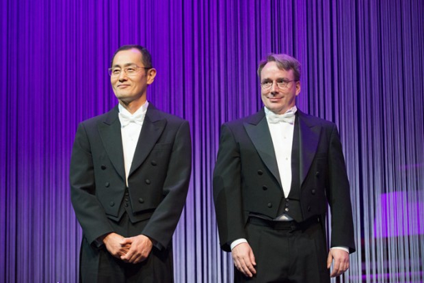 Shinya Yamanaka e Linus Torvalds durante a cerimônia – Imagem por TAF