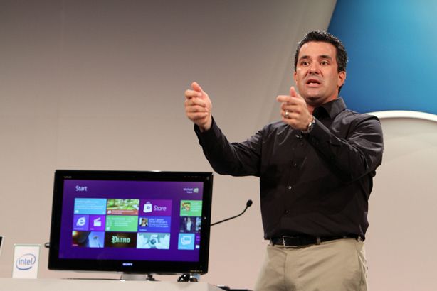 O executivo Mike Angiulo demonstrando o Windows 8 – Imagem por Microsoft